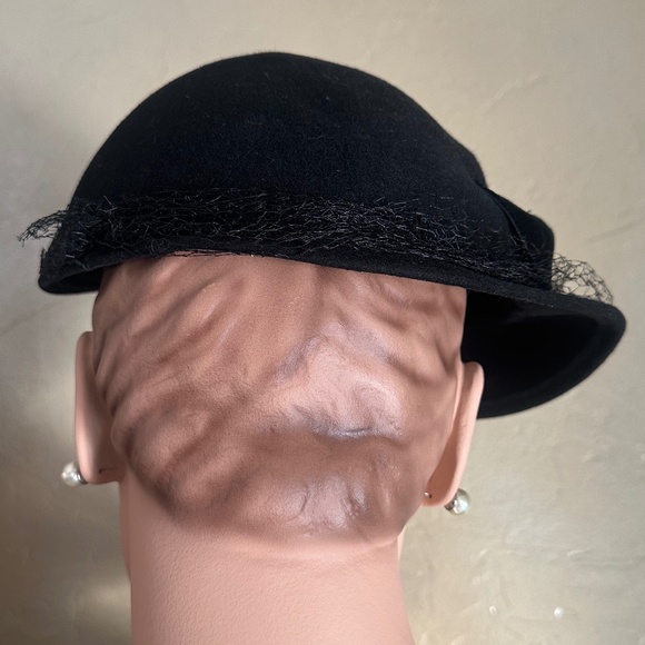 UNIQUE 1940s BLACK FELT HAT WITH BLACK FEATHER  TRIM main image 6